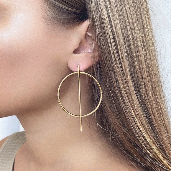 GlitzBlitz Boutique Jewelry - Any 2/$20! Large Gold Circle w/Vertical Bar Stud Earrings